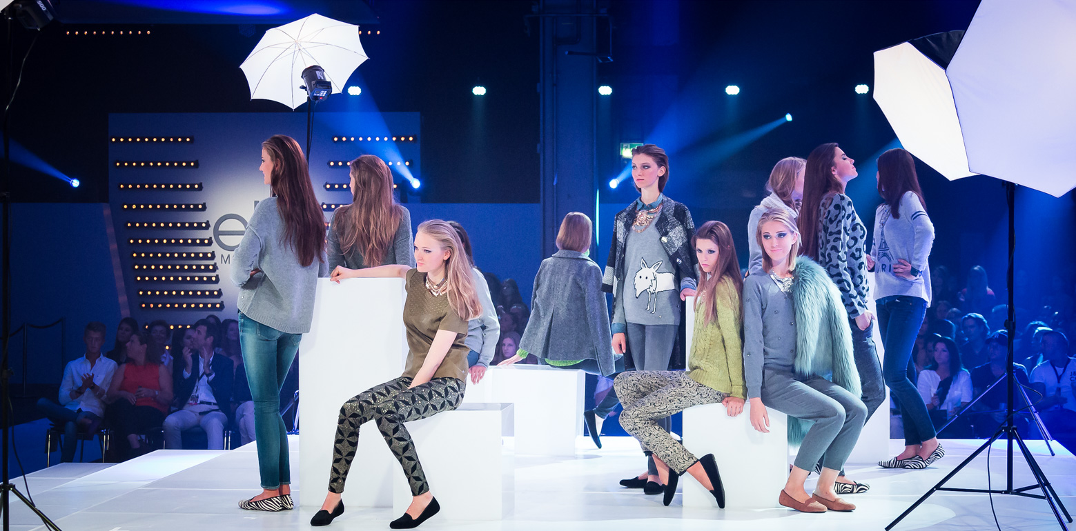 Models posen auf der Bühne